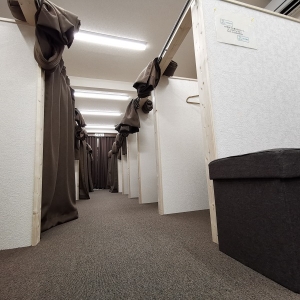 ③待機室は個室でのんびり！