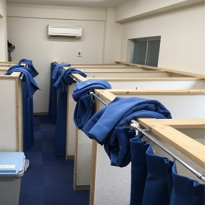 ①個室待機室を完備