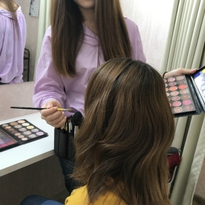 専属ヘアメイク常駐！