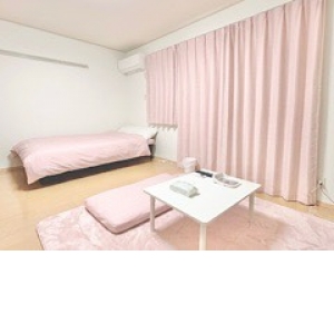お部屋は個室で、ベット・テレビ・エアコンなどは全室完備しています。